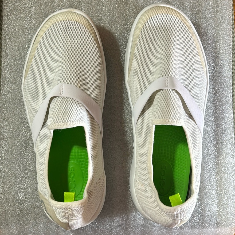 Size 9 Ladies OOFOS recovery shoes